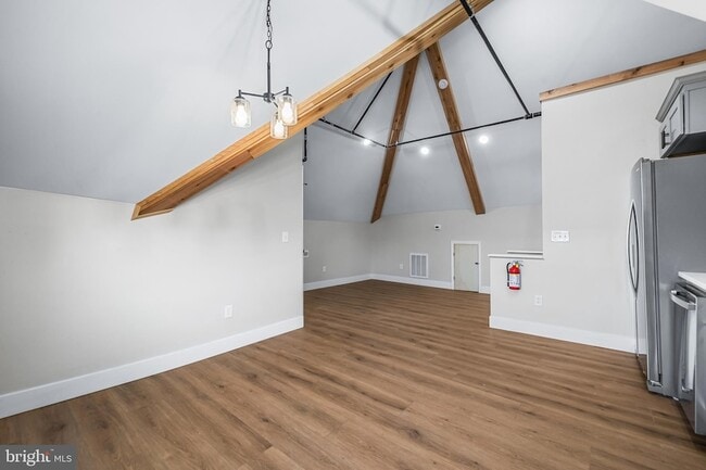 Building Photo - 320 W King St