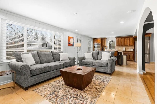 Foto del edificio - Stunning 3BR 3BA Fully Furnished Home w/ Granite Kitchen + Patio & Fenced Yard in Prairie Village