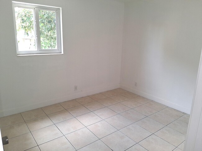 Building Photo - 1837 Gardenia Rd