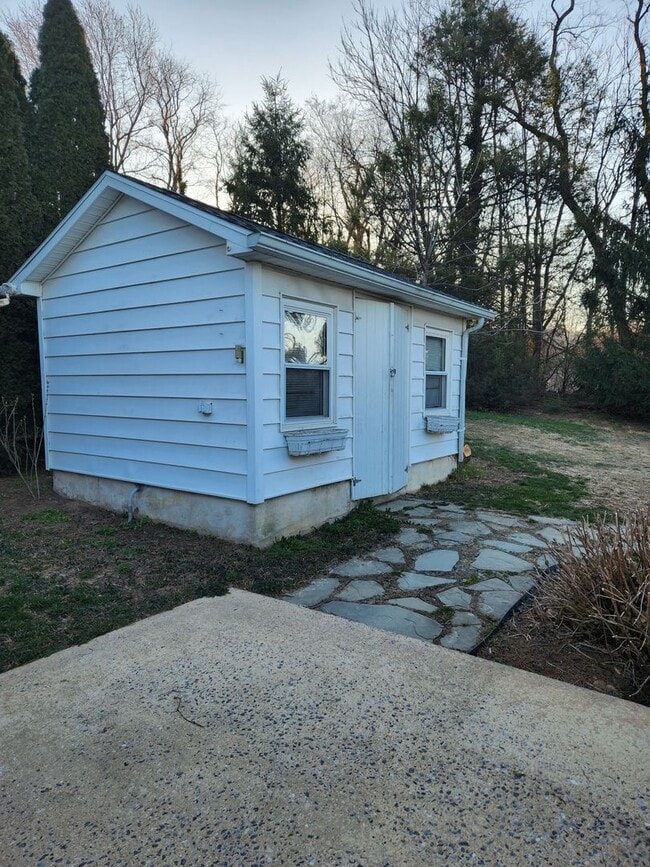 Building Photo - 344 Woodland View Dr