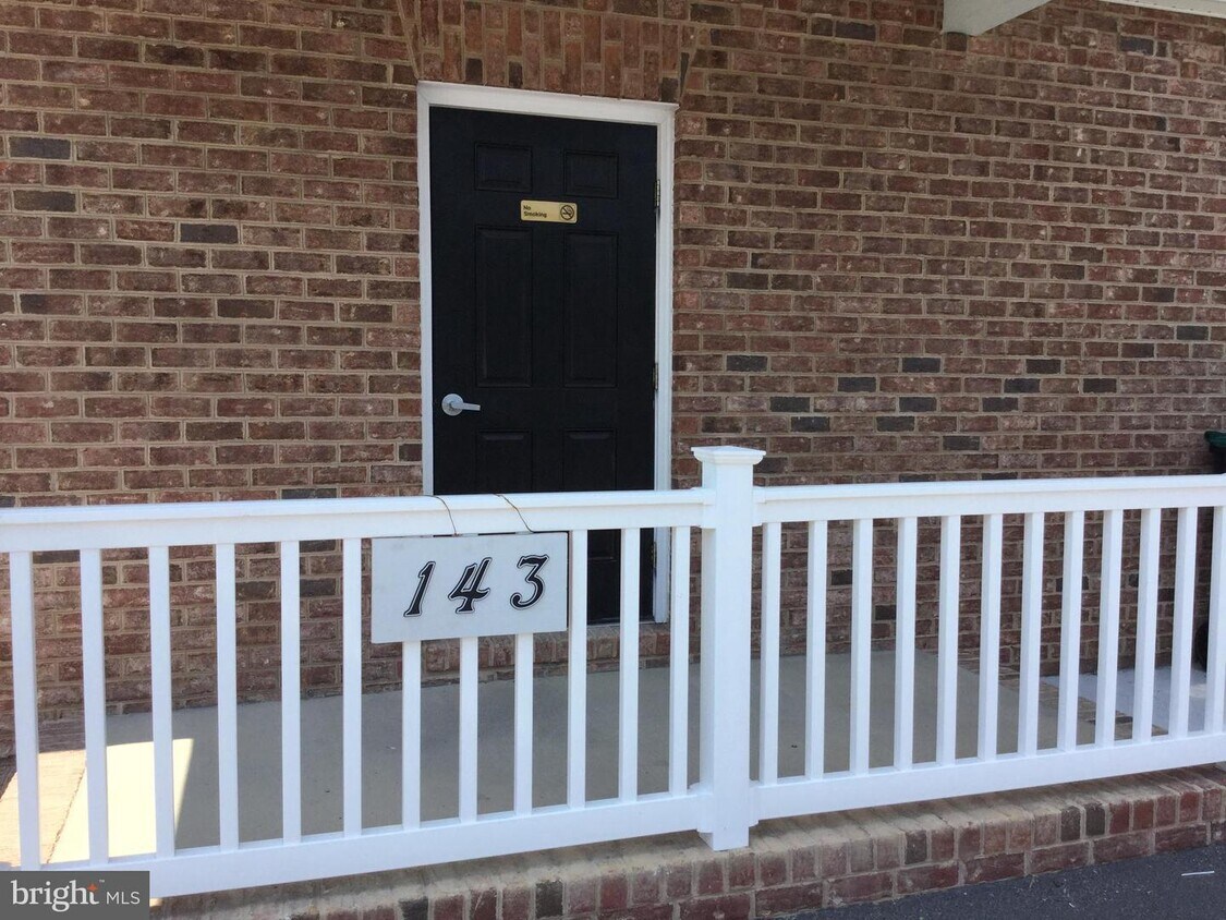 143 S Fort St Unit 2, Strasburg, VA 22657 Apartment for Rent in