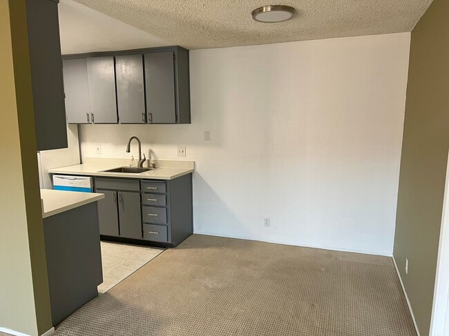 Foto del edificio - Desireable Gated Community Condo