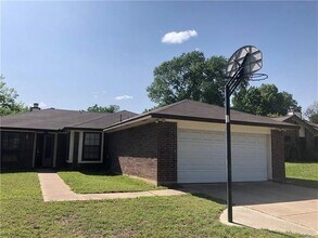 Building Photo - 702 Creekside Dr