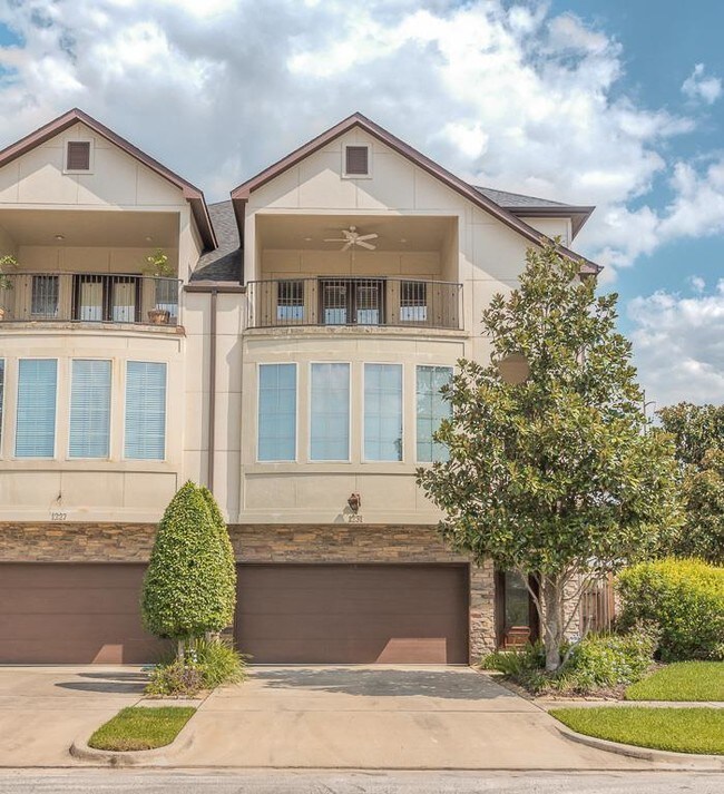 Building Photo - 1231 Roberts St