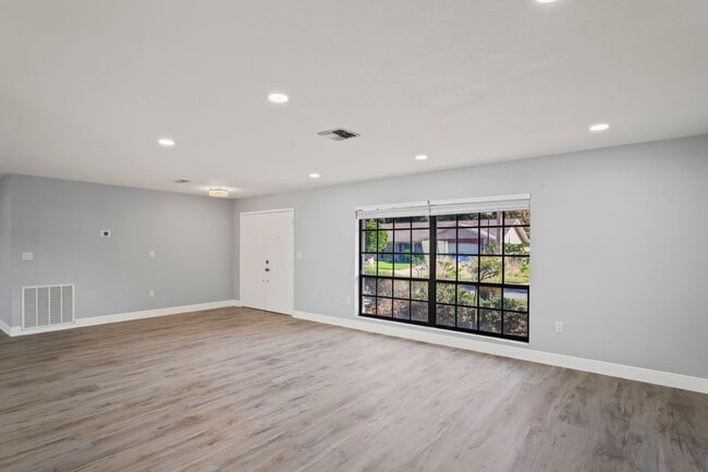 Building Photo - 8312 Roxboro Dr