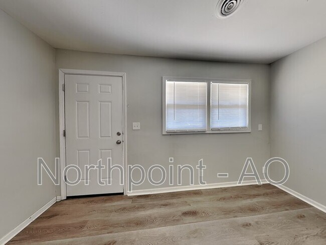 Foto del edificio - 6104 E 148th St