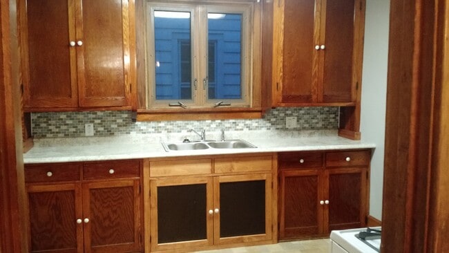 Kitchen - 637 S 7th Ave