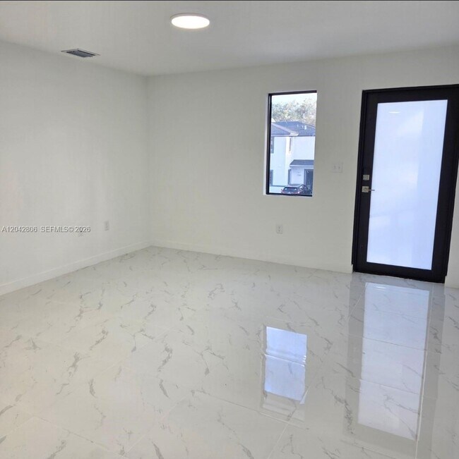 Foto del edificio - 2729 NW 44th St
