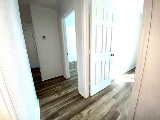 Building Photo - 907 W 7th St