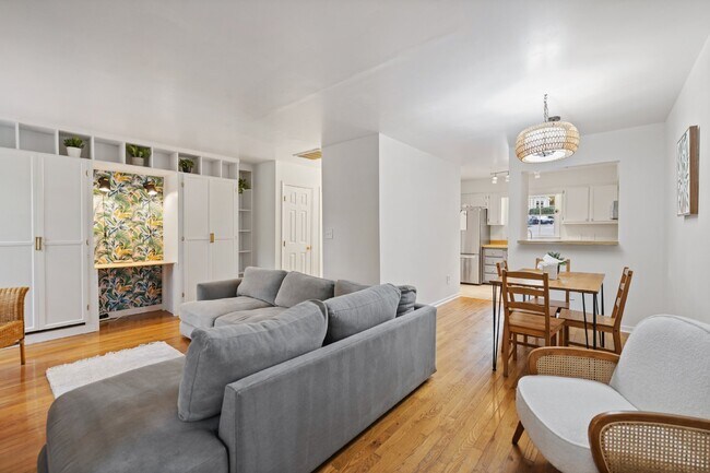 Building Photo - Charming Woodcroft Furnished Townhome! Ava...