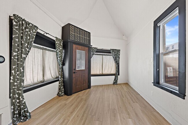Foto del edificio - Modern 1-Bedroom Loft in Bay View – Updated Single Family Home with Parking!