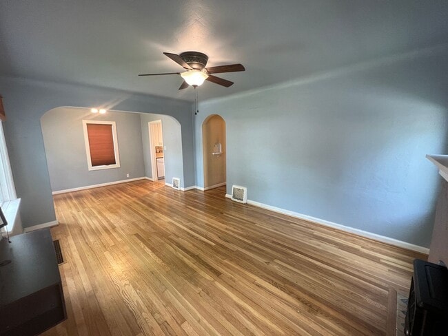Building Photo - 4 bed 2 bath home centrally located