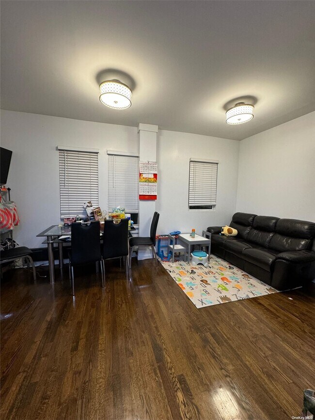 Foto del edificio - 42-16 111th St