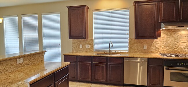 Building Photo - 900 Hidden Springs Ct