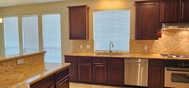Foto del edificio - 900 Hidden Springs Ct