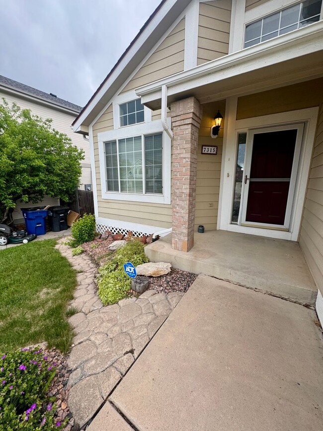 Building Photo - Gorgeous 4 bedroom with Loft and 3 car gar...