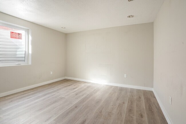 Dormitorio espacioso - 237 W 16th St