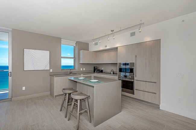 Building Photo - 4010 S Ocean Dr