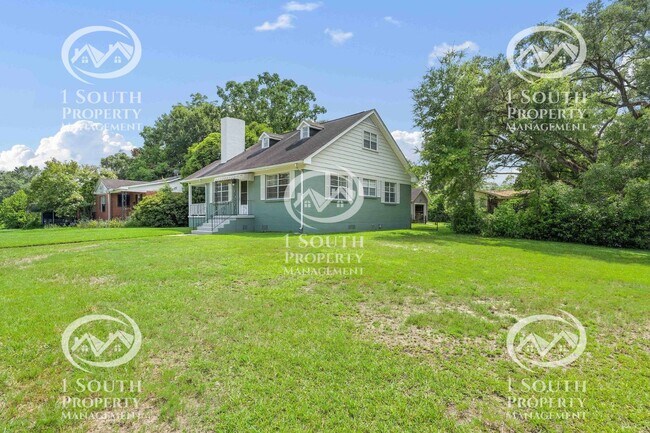 Building Photo - 300 Thornhill Cir
