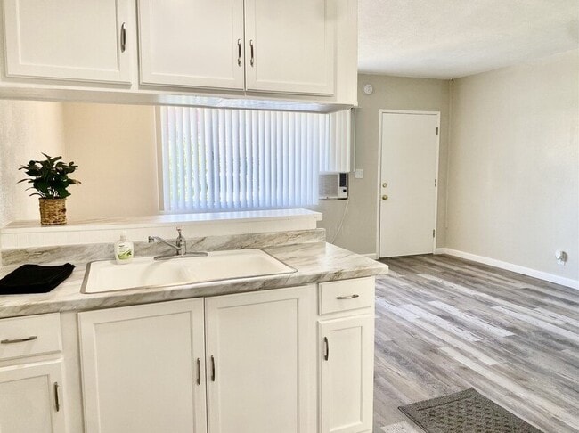 Building Photo - South Pointe Apts
