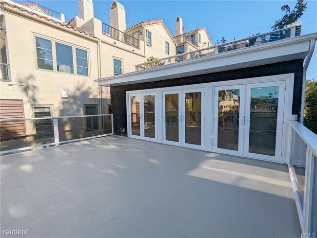 Building Photo - 3 br, 2 bath Duplex - 2600 Bayside Dr