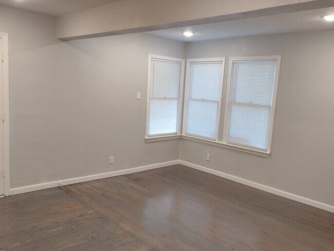 Building Photo - 219 Notre Dame Dr