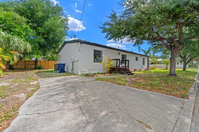 Foto del edificio - 6402 N Highland Ave