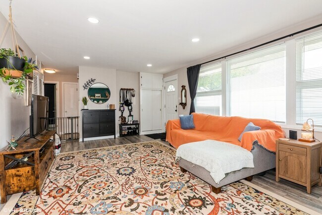 Foto del edificio - 4346 Maple Ave