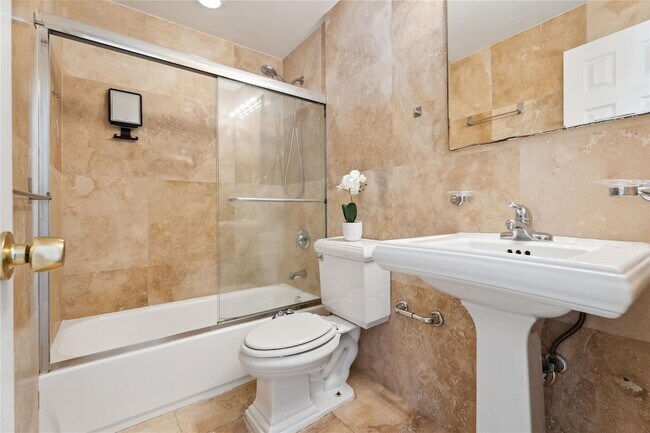 Foto del edificio - 1878 NE 46th St