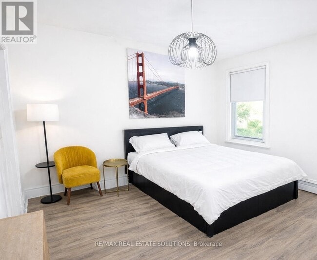 Building Photo - 206 Bathurst St