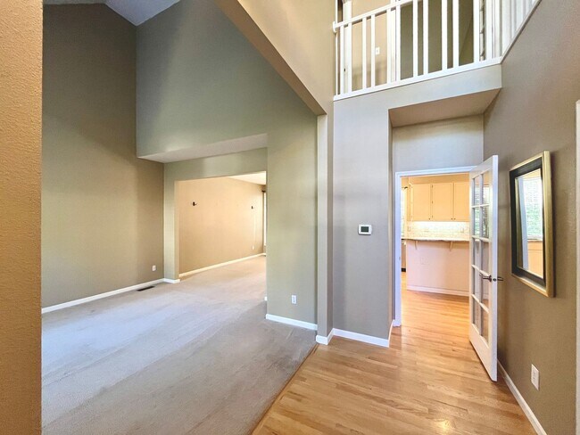 Building Photo - Lovely 4 Bedroom 2.5 Bathroom - Lake Osweg...