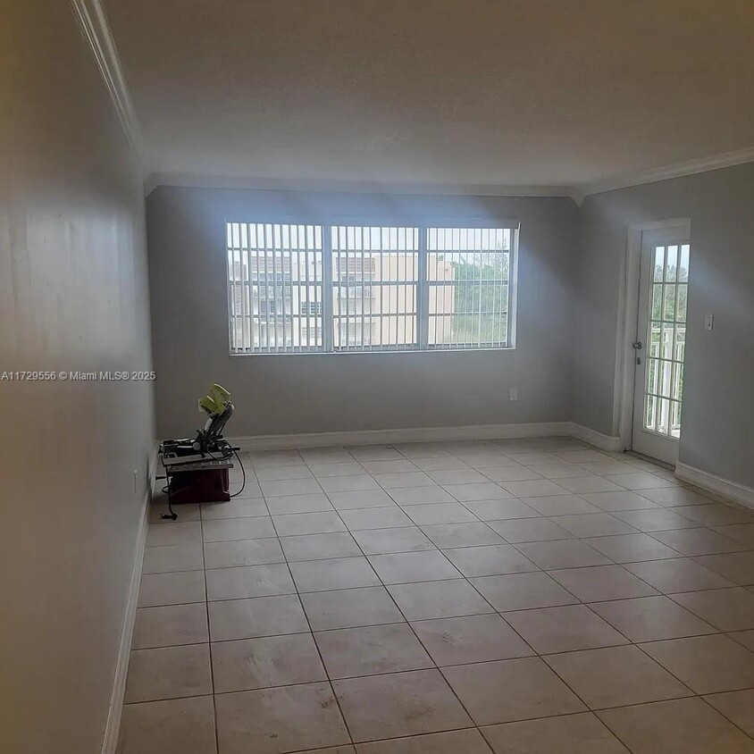 Foto principal - 6960 Miami Gardens Dr