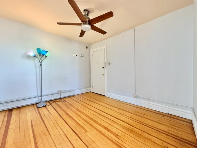 Building Photo - 409 Monmouth St