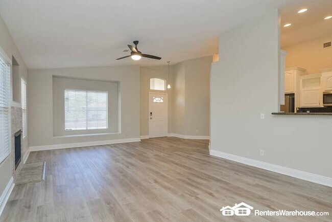 Foto del edificio - NEWLY Remodeled three bathroom two bath si...