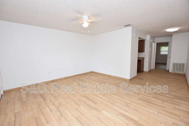 Building Photo - 613 Robin Rd