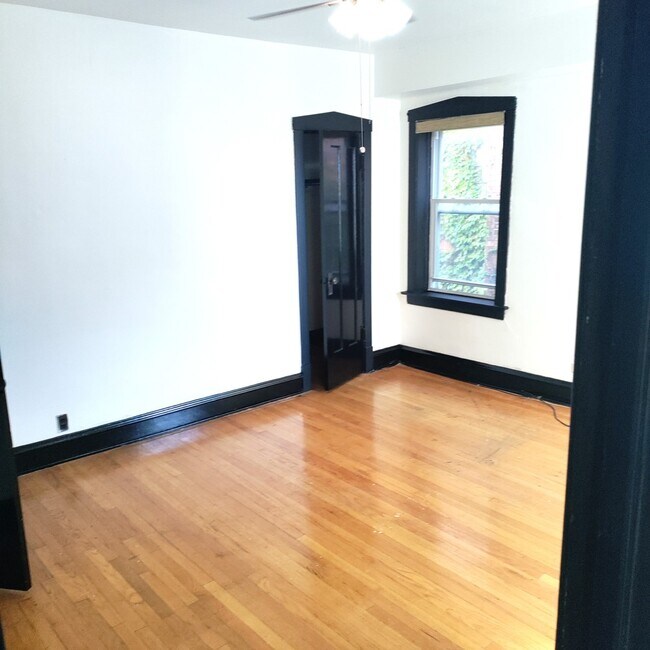 Foto del edificio - 7746 S Jeffery Blvd