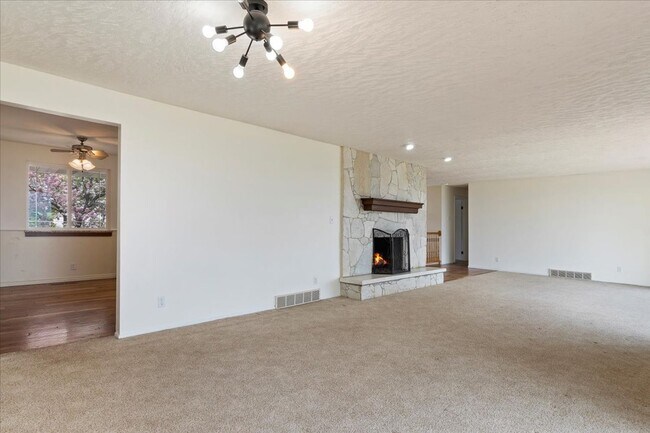 Building Photo - Perfect Family Home! 5 Beds, 3 Baths in Pl...