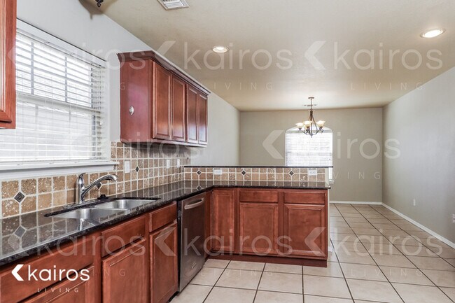 Foto del edificio - 8411 Alexandria Ave.