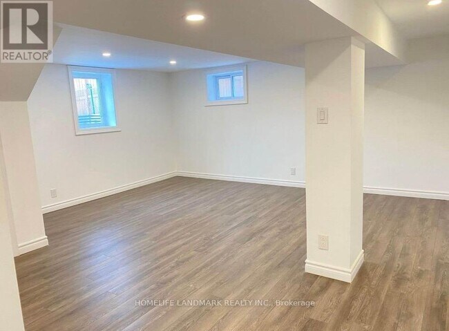Building Photo - 440 Paliser Crescent N