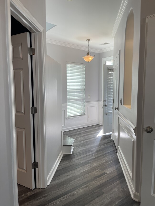 Building Photo - 320 Summer Hill Way