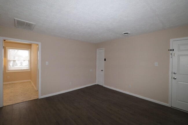 Building Photo - 310 E Edgewood Dr