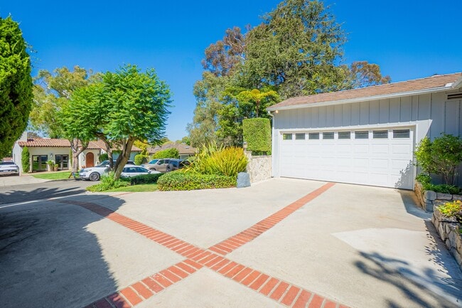 Building Photo - 4020 Vía Picaposte