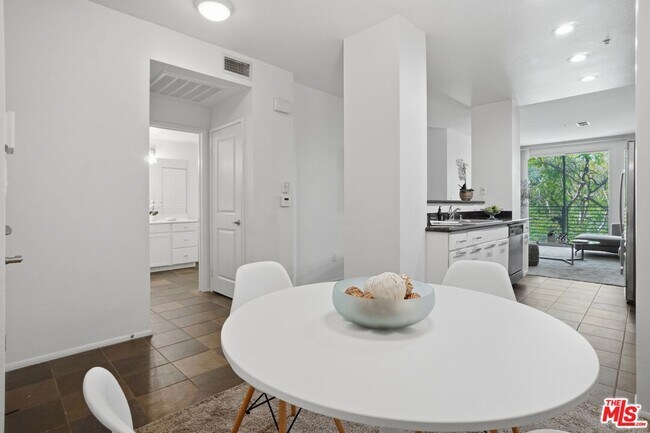 Foto del edificio - 6400 Crescent Prk E