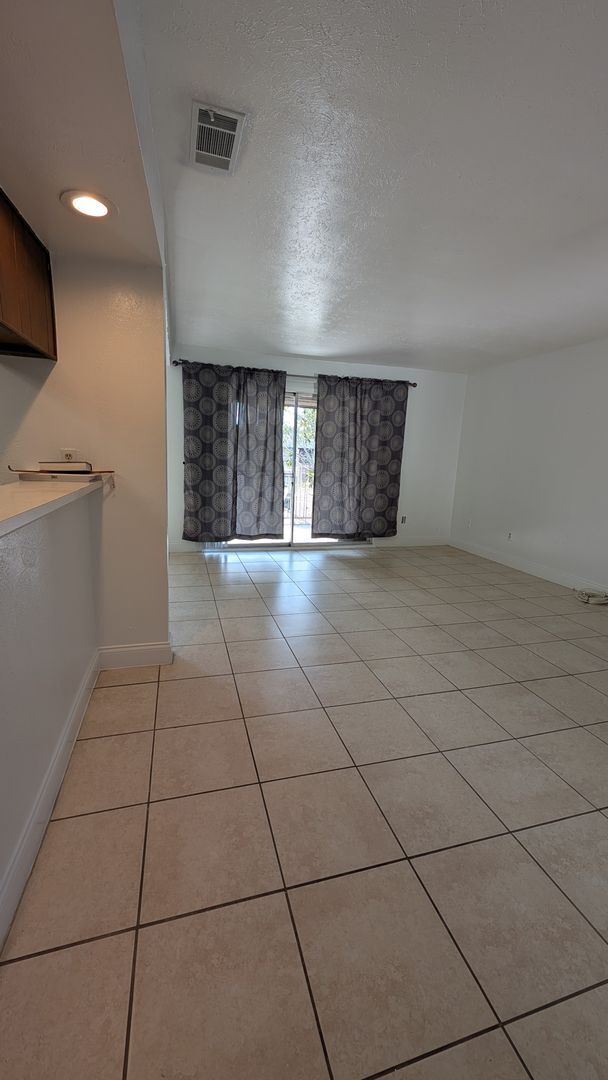 Foto del edificio - One Bedroom with balcony.