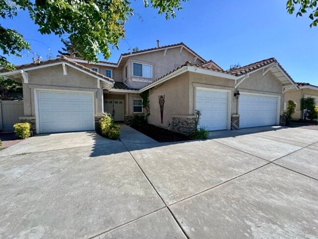 Building Photo - FOR LEASE! 4 Bedroom Vintage Hills Home in...
