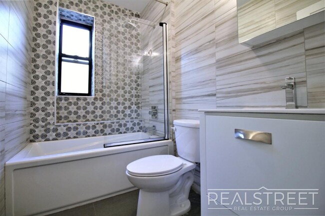Building Photo - Magnificent 1 Bed Across the St from Prosp...