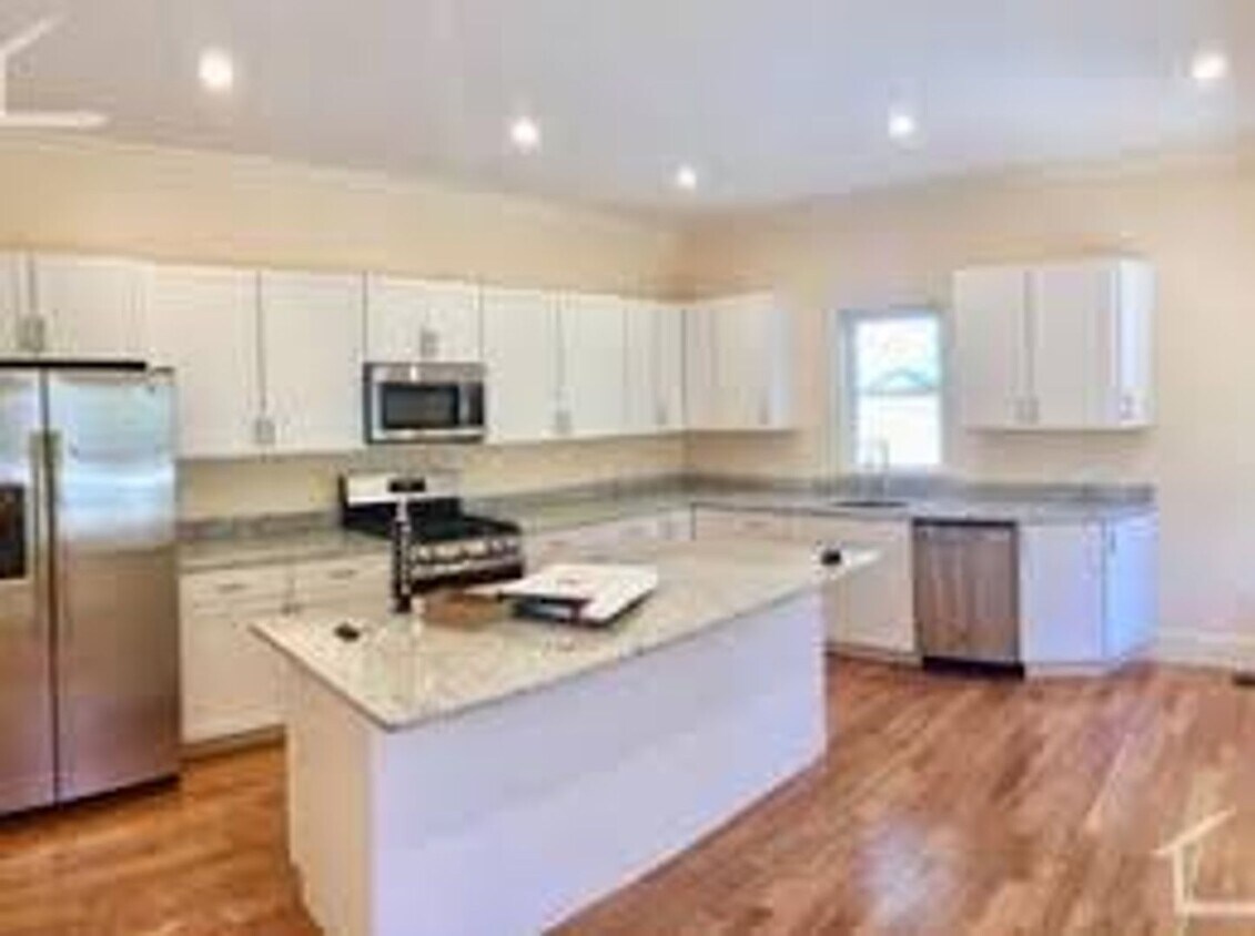 Primary Photo - No Brokers Fee, No Security Deposit, A Mus...