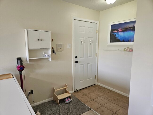 Building Photo - 947 Cross Creek Dr N