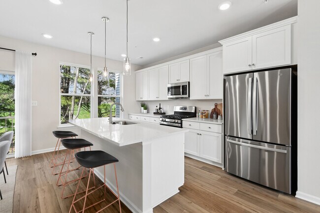 Cook and entertain with ease in this beautifully updated kitchen. - Everstone at Cedar Hill