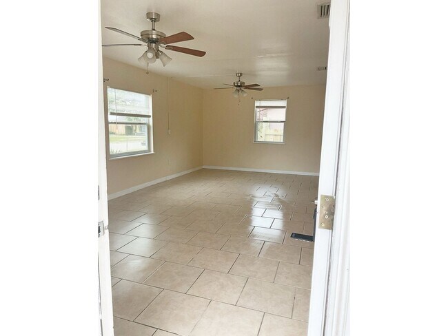Building Photo - Charming 2BD 1 BTH Home Awaits!